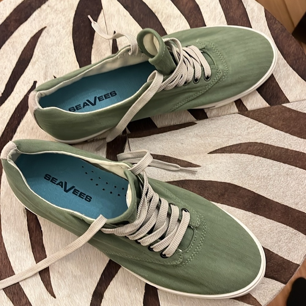 SEAVEE Sneakers mens size 11 preppy cool for school